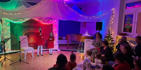 Powiększ grafikę: Siostry podczas występu