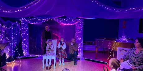 Powiększ grafikę: Rodzina biorąca udział w Festiwalu kolęd i pastorałek podczas występu