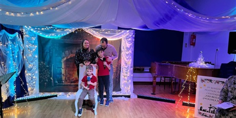 Powiększ grafikę: Rodzina biorąca udział w Festiwalu kolęd i pastorałek podczas występu