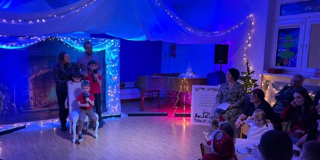 Powiększ grafikę: Rodzina biorąca udział w Festiwalu kolęd i pastorałek podczas występu
