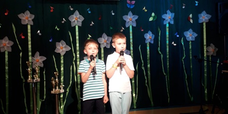 Powiększ grafikę: Dwóch chłopców z grupy IV podczas występu