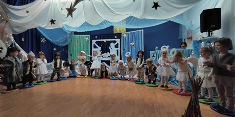 Powiększ grafikę: Na zdjęciu dzieci z grupy I pięknie przebrane w stroje pastuszków i aniołków podczas Jasełek przygotowanych dla swoich najbliższych