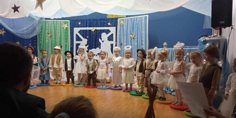 Powiększ grafikę: Na zdjęciu dzieci z grupy I pięknie przebrane w stroje pastuszków i aniołków podczas Jasełek przygotowanych dla swoich najbliższych.