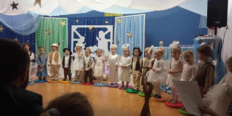 Powiększ grafikę: Na zdjęciu dzieci z grupy I pięknie przebrane w stroje pastuszków i aniołków podczas Jasełek przygotowanych dla swoich najbliższych.
