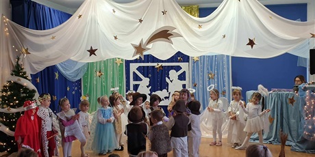 Powiększ grafikę: Jasełka - wszystkie dzieci na scenie. Sala gimnastyczna pięknie przystrojona. 