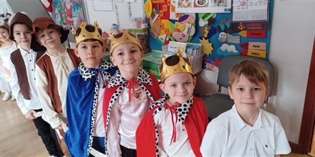 Powiększ grafikę: Na zdjęciu dzieci w strojach pastuszków, aniołków, królów przed Jasełkami, które przedstawią dla wszystkich przedszkolaków oraz zaproszonych gości