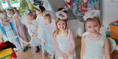 Powiększ grafikę: Na zdjęciu dzieci w strojach: aniołków, Maryi oraz Józefa przed Jasełkami, które przedstawią dla wszystkich przedszkolaków oraz zaproszonych gości