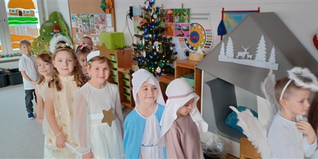 Powiększ grafikę: Na zdjęciu dzieci w strojach: aniołków, Maryi oraz Józefa przed Jasełkami, które przedstawią dla wszystkich przedszkolaków oraz zaproszonych gości