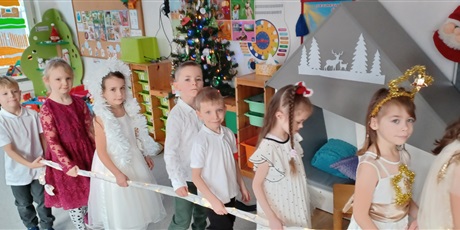 Powiększ grafikę: Na zdjęciu Ekoludki przed Jasełkami, które przedstawią dla wszystkich przedszkolaków oraz zaproszonych gości