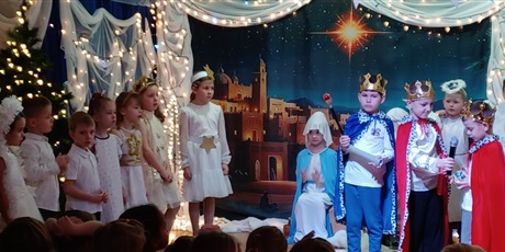 Powiększ grafikę: Na zdjęciu Ekoludki podczas Jasełek - aniołki, trzej królowie, Maryja