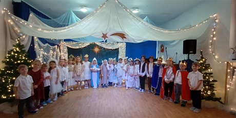 Powiększ grafikę: Na zdjęciu Ekoludki w pięknych jasełkowych strojach