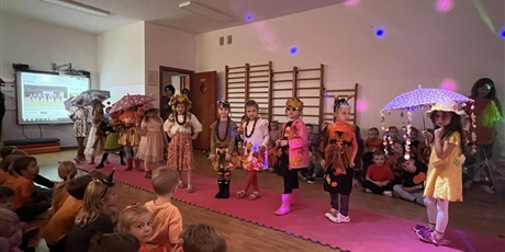 Powiększ grafikę: Mali modele i modelki zaprezentowali stroje inspirowane barwami jesieni i darami natury.