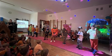 Powiększ grafikę: Mali modele i modelki zaprezentowali stroje inspirowane barwami jesieni i darami natury.