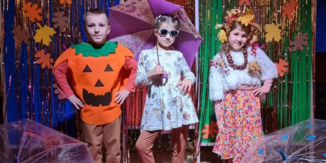 Powiększ grafikę: Dzieci w jesiennych strojach podczas pokazu mody.