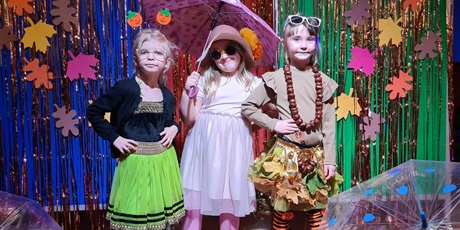 Powiększ grafikę: Dzieci w jesiennych strojach podczas pokazu mody.