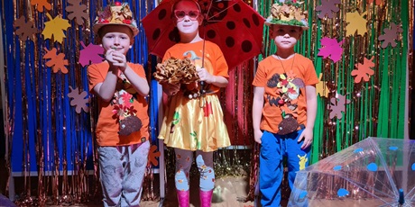 Powiększ grafikę: Dzieci w jesiennych strojach podczas pokazu mody.