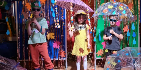 Powiększ grafikę: Dzieci w jesiennych strojach podczas pokazu mody.