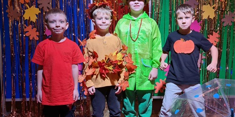 Powiększ grafikę: Dzieci w jesiennych strojach podczas pokazu mody.