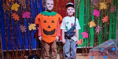 Powiększ grafikę: Dzieci w jesiennych strojach podczas pokazu mody.