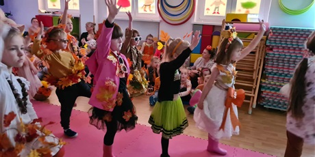 Powiększ grafikę: Ekoludki na wybiegu w pięknych jesiennych strojach