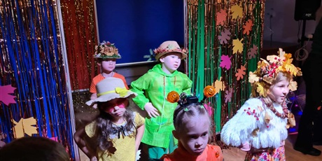 Powiększ grafikę: Ekoludki na wybiegu w pięknych jesiennych strojach