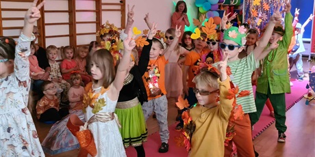 Powiększ grafikę: Ekoludki na wybiegu w pięknych jesiennych strojach