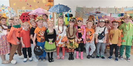 Powiększ grafikę: Ekoludki w jesiennych strojach przygotowanych na pokaz mody