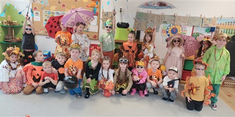 Powiększ grafikę: Ekoludki w jesiennych strojach przygotowanych na pokaz mody