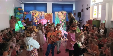 Powiększ grafikę: jesienny-pokaz-mody-651152.jpg