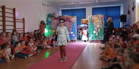 Powiększ grafikę: jesienny-pokaz-mody-651153.jpg