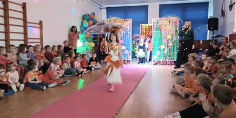 Powiększ grafikę: jesienny-pokaz-mody-651154.jpg