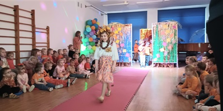 Powiększ grafikę: jesienny-pokaz-mody-651155.jpg