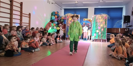 Powiększ grafikę: jesienny-pokaz-mody-651156.jpg