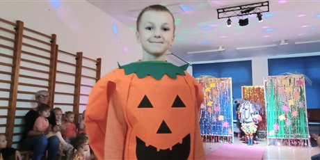 Powiększ grafikę: jesienny-pokaz-mody-651157.jpg