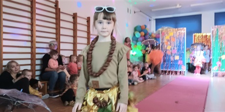 Powiększ grafikę: jesienny-pokaz-mody-651158.jpg