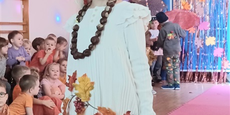 Powiększ grafikę: jesienny-pokaz-mody-651159.jpg