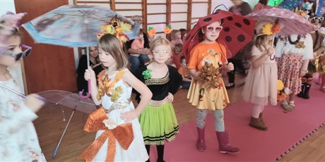 Powiększ grafikę: jesienny-pokaz-mody-651163.jpg