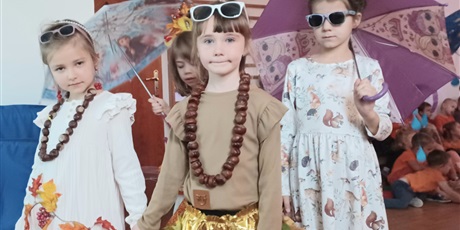 Powiększ grafikę: jesienny-pokaz-mody-651167.jpg