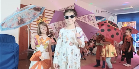 Powiększ grafikę: jesienny-pokaz-mody-651168.jpg