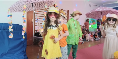 Powiększ grafikę: Pokaz mody jesiennej - Ekoludki w roli modelek i modeli