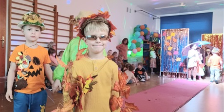 Powiększ grafikę: Pokaz mody jesiennej - Ekoludki w roli modelek i modeli