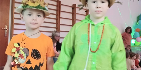 Powiększ grafikę: Pokaz mody jesiennej - Ekoludki w roli modelek i modeli