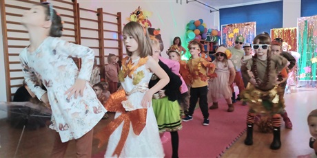 Powiększ grafikę: Pokaz mody jesiennej - Ekoludki w roli modelek i modeli