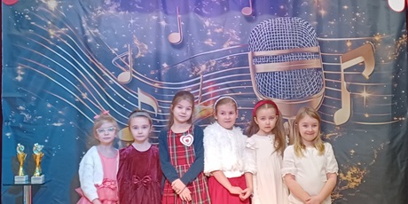 Powiększ grafikę: Na zdjęciu dziewczynki z grupy IV biorące udział w konkursie 