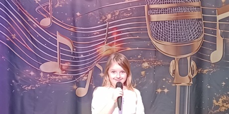 Powiększ grafikę: Na zdjęciu dziewczynka z grupy IV biorąca udział w konkursie