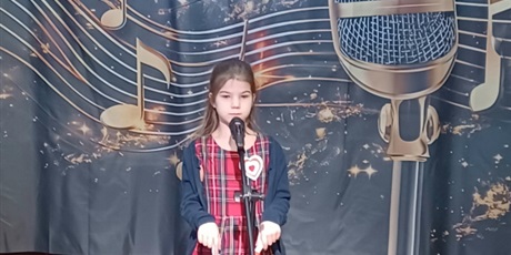 Powiększ grafikę: Na zdjęciu dziewczynka z grupy IV biorąca udział w konkursie