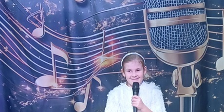 Powiększ grafikę: Na zdjęciu dziewczynka z grupy IV biorąca udział w konkursie