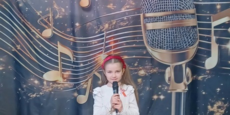 Powiększ grafikę: Na zdjęciu dziewczynka z grupy IV biorąca udział w konkursie