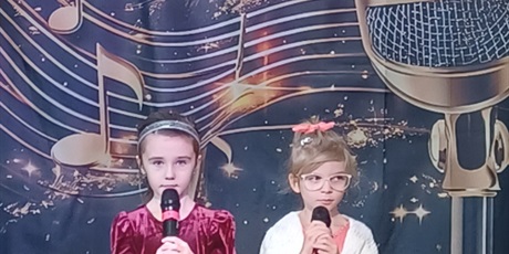 Powiększ grafikę: Na zdjęciu dwie dziewczynki z grupy IV biorące udział w konkursie