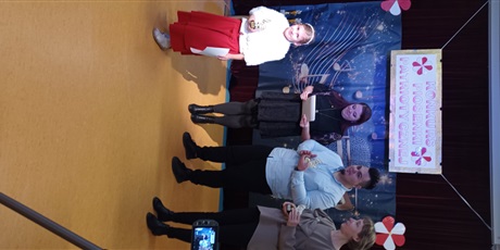 Powiększ grafikę: Na zdjęciu dziewczynka z grupy IV biorąca udział w konkursie i jury